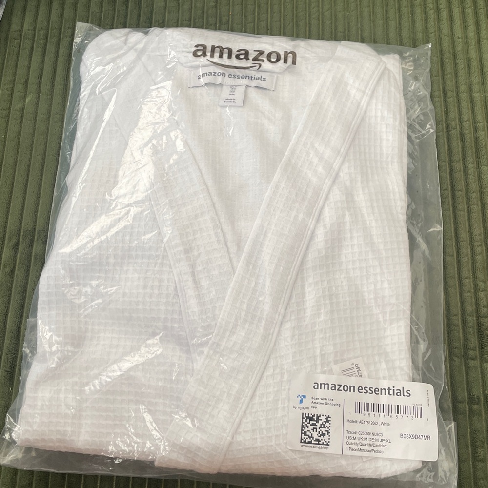 Amazon Essentials Waffle Print Robe Size Medium - Picture 3 of 4